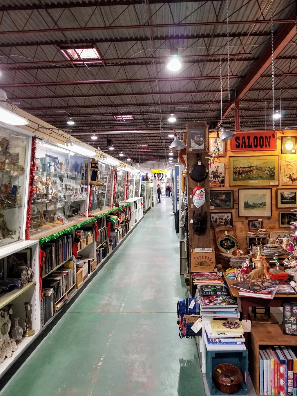 Roadshows 400 Antiques Mall | 2207 Industrial Park Rd, Innisfil, ON L9S 3V9, Canada | Phone: (705) 436-6222