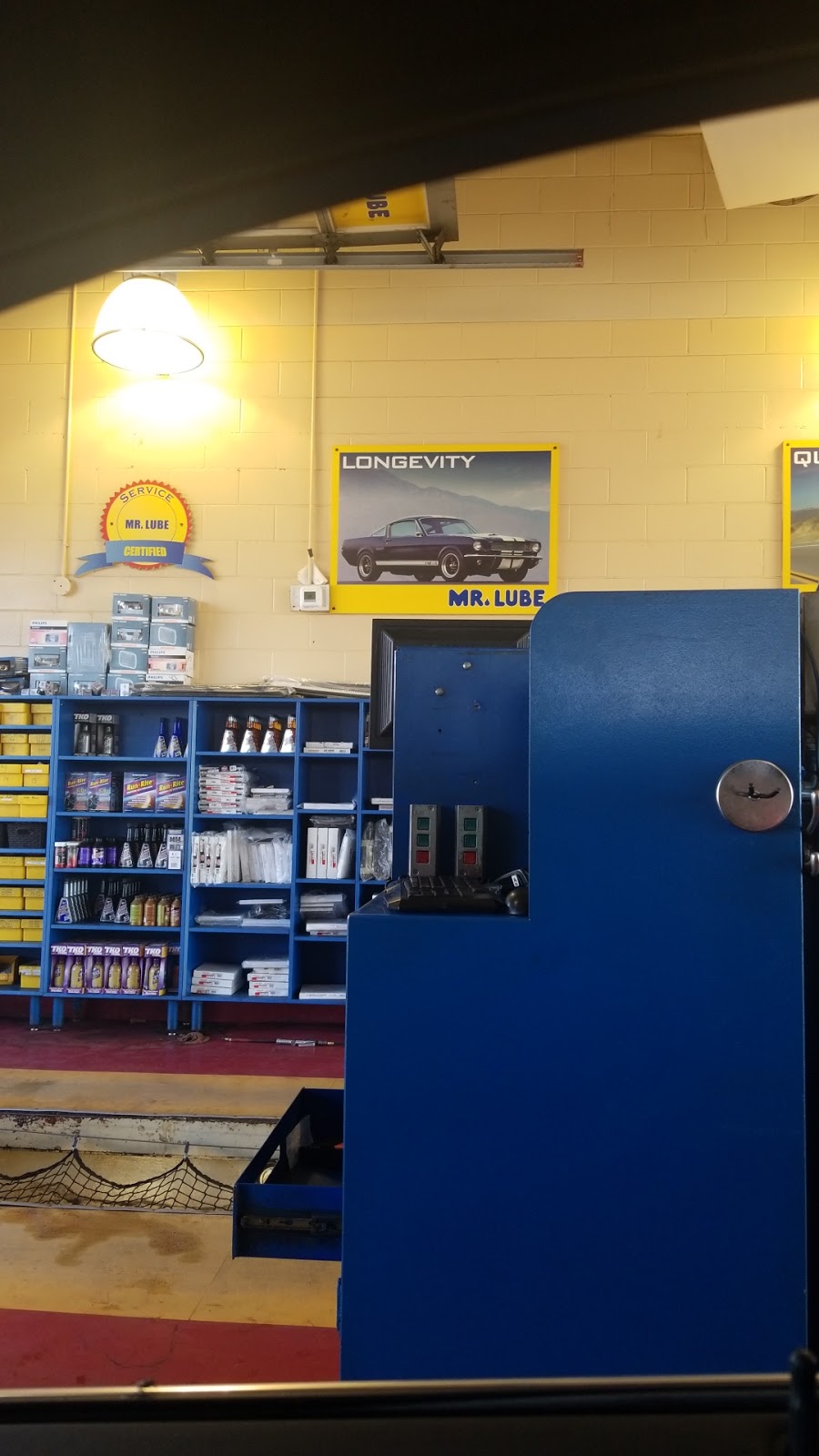 Mr. Lube + Tires | 490 Dundas St W, Oakville, ON L6H 6Y3, Canada | Phone: (905) 257-8353