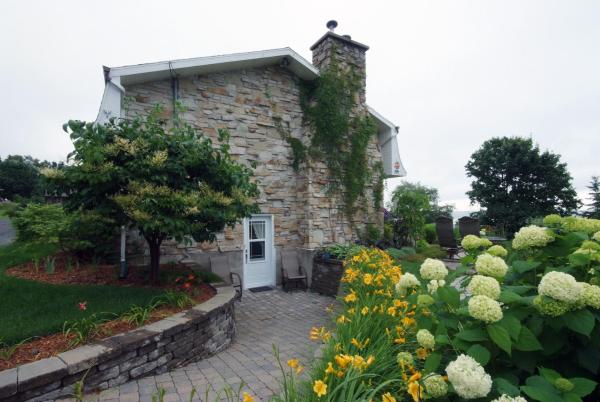 Gîte Le Port dAttache | 10 Rang Saint Antoine, Saint-Irénée, QC G0T 1V0, Canada | Phone: (418) 452-3307