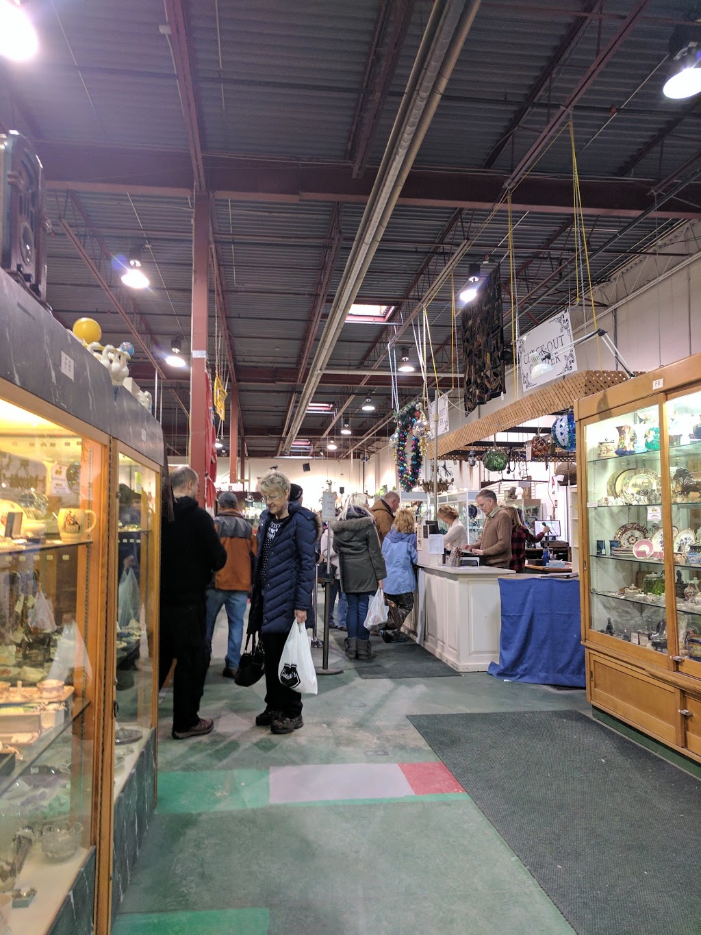 Roadshows 400 Antiques Mall | 2207 Industrial Park Rd, Innisfil, ON L9S 3V9, Canada | Phone: (705) 436-6222