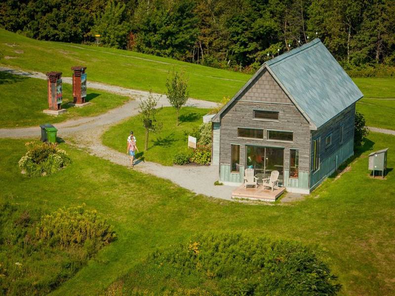 Maison recyclée des Artisans du rebut global | 100 Chemin du Mont Saint Michel, Saint-Norbert-dArthabaska, QC G0P 1B0, Canada | Phone: (819) 357-1756