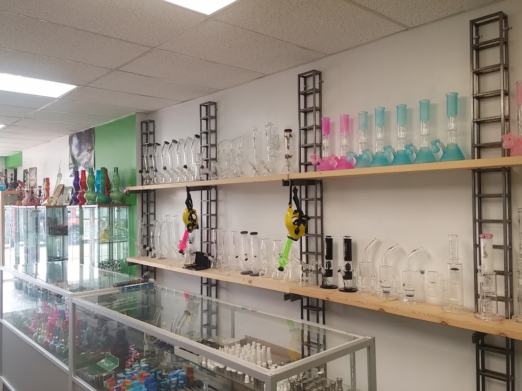 Bong Parlour | 255 Montreal Rd, Vanier, ON K1L 6C4, Canada | Phone: (613) 222-7308