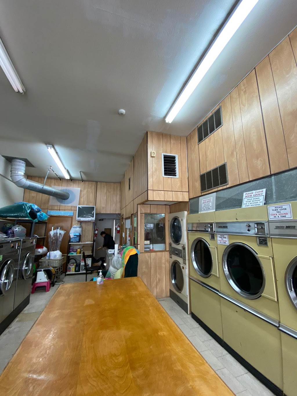 POCO Laundromat | 2827 Shaughnessy St, Port Coquitlam, BC V3C 3H1, Canada | Phone: (778) 285-0805