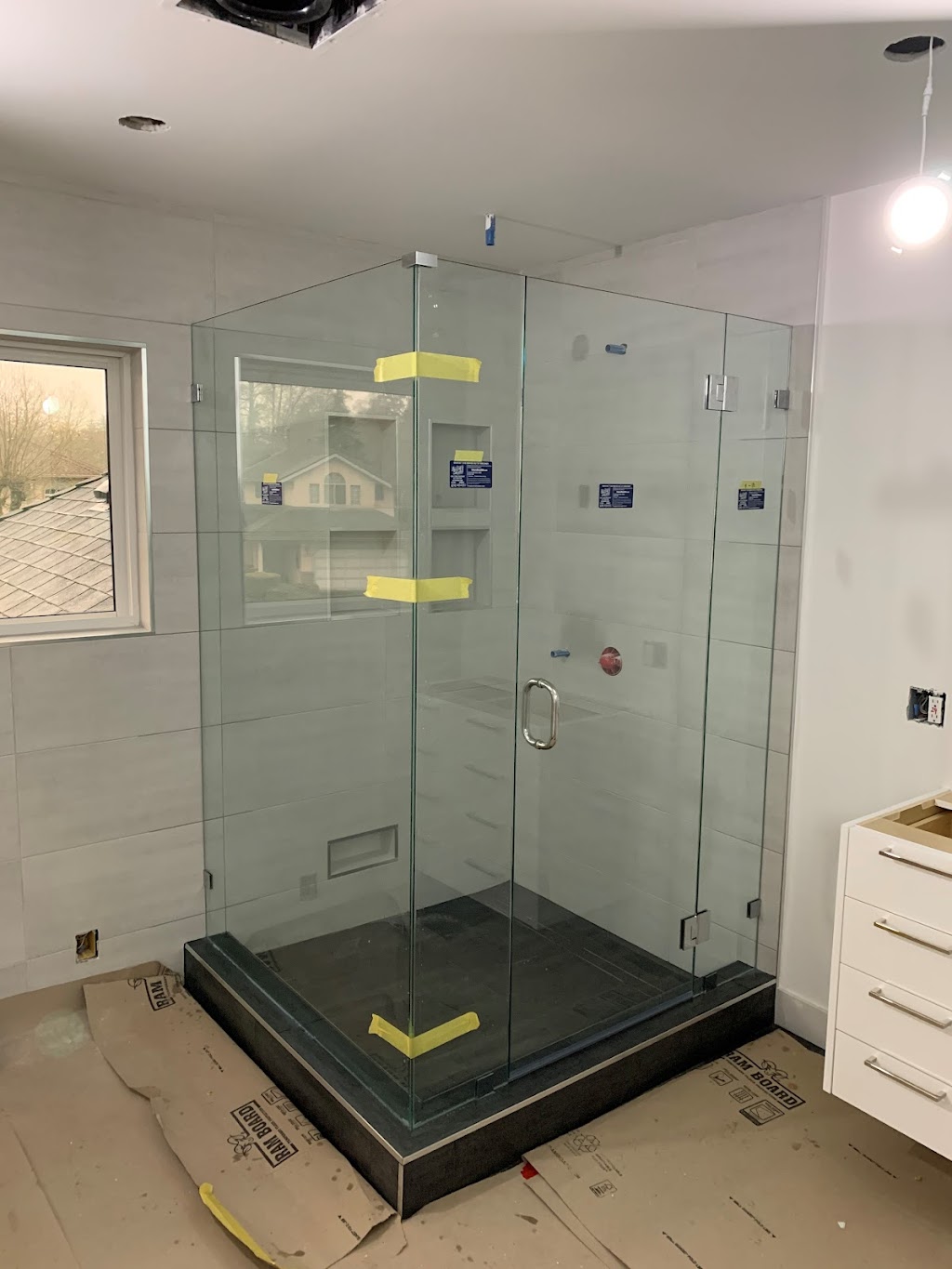 flawless shower doors | 2465 Wilson Ave #101, Port Coquitlam, BC V3C 0E6, Canada | Phone: (604) 377-2374