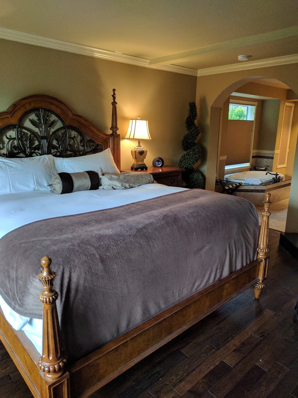 ELaysa Guesthouse and Vineyard Retreat | 1056 Corbishley Ave, Penticton, BC V2A 8V3, Canada | Phone: (236) 422-2122