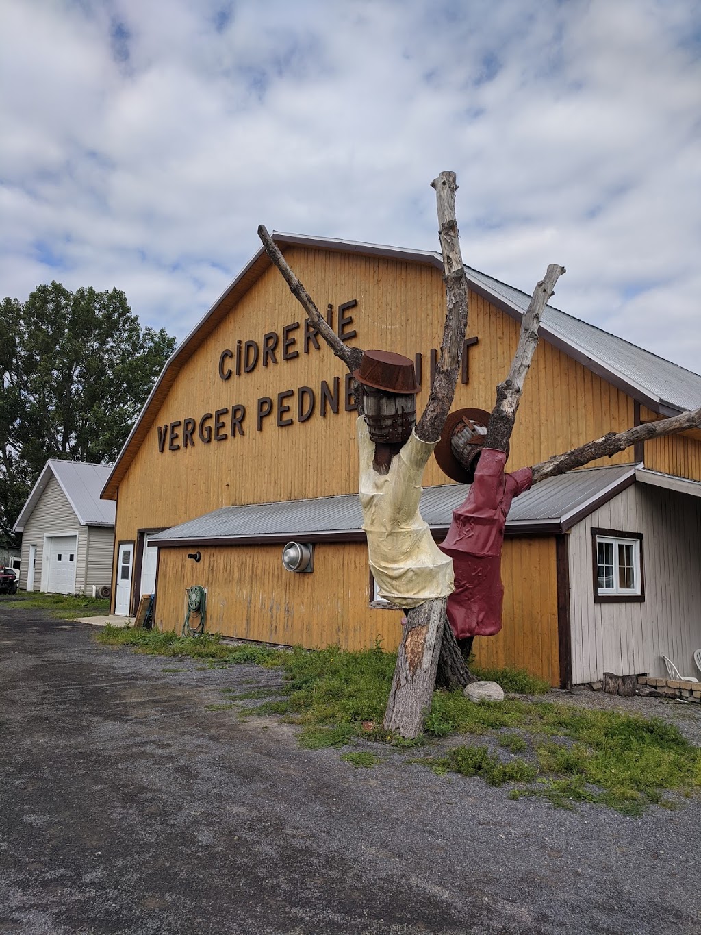 Cidrerie Vergers Pedneault | Isle-aux-Coudres | 3384 Chemin des Coudriers, Saint-Bernard-sur-Mer, QC G0A 3J0, Canada | Phone: (418) 438-2365