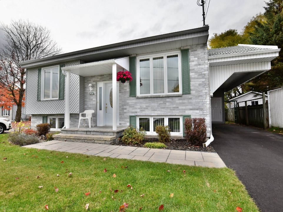 Stéphanie Lamarche, Courtier Immobilier Proprio Direct | 3899 A. des Laurentides bureau 200, Laval, QC H7L 3H7, Canada | Phone: (514) 572-5161