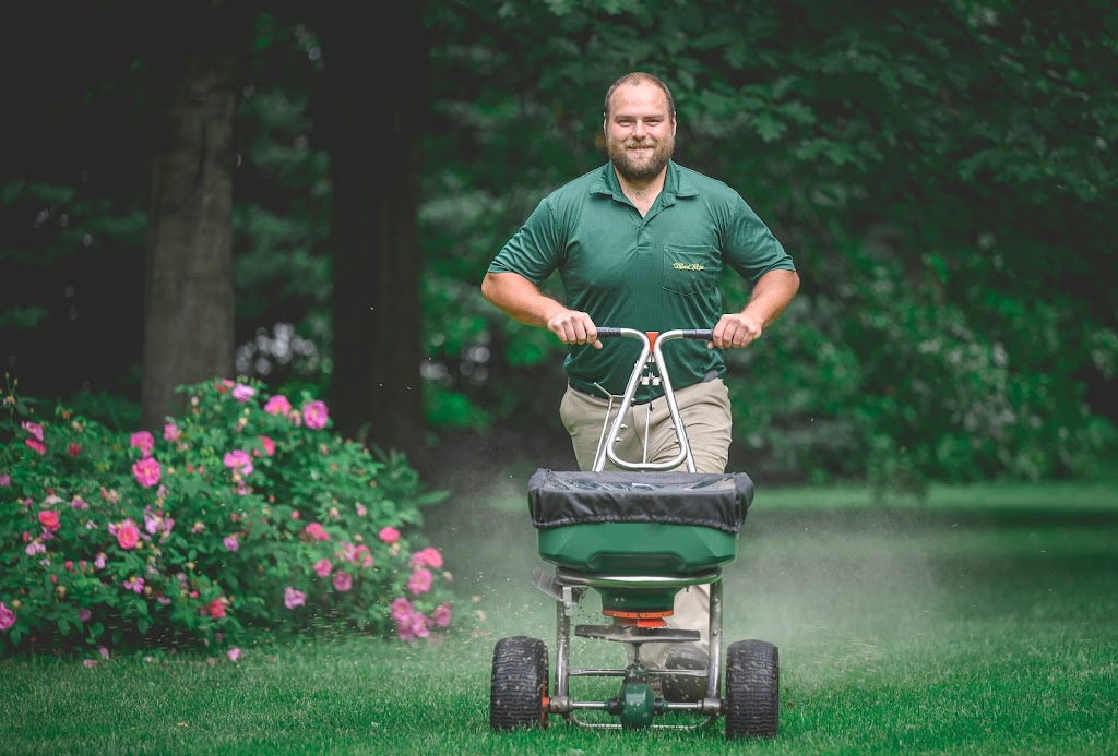 Weed Man Saguenay/Lac St Jean/ | 2829 Bd du Royaume, Jonquière, QC G7X 7V3, Canada | Phone: (418) 548-3329