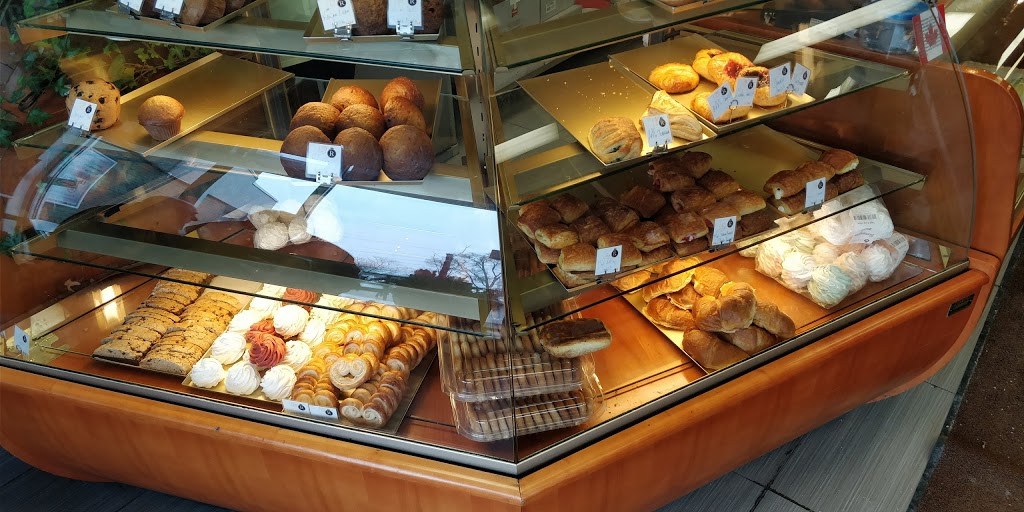 R Bakery | 2588 Finch Ave W, North York, ON M9M 2G3, Canada | Phone: (416) 749-2220