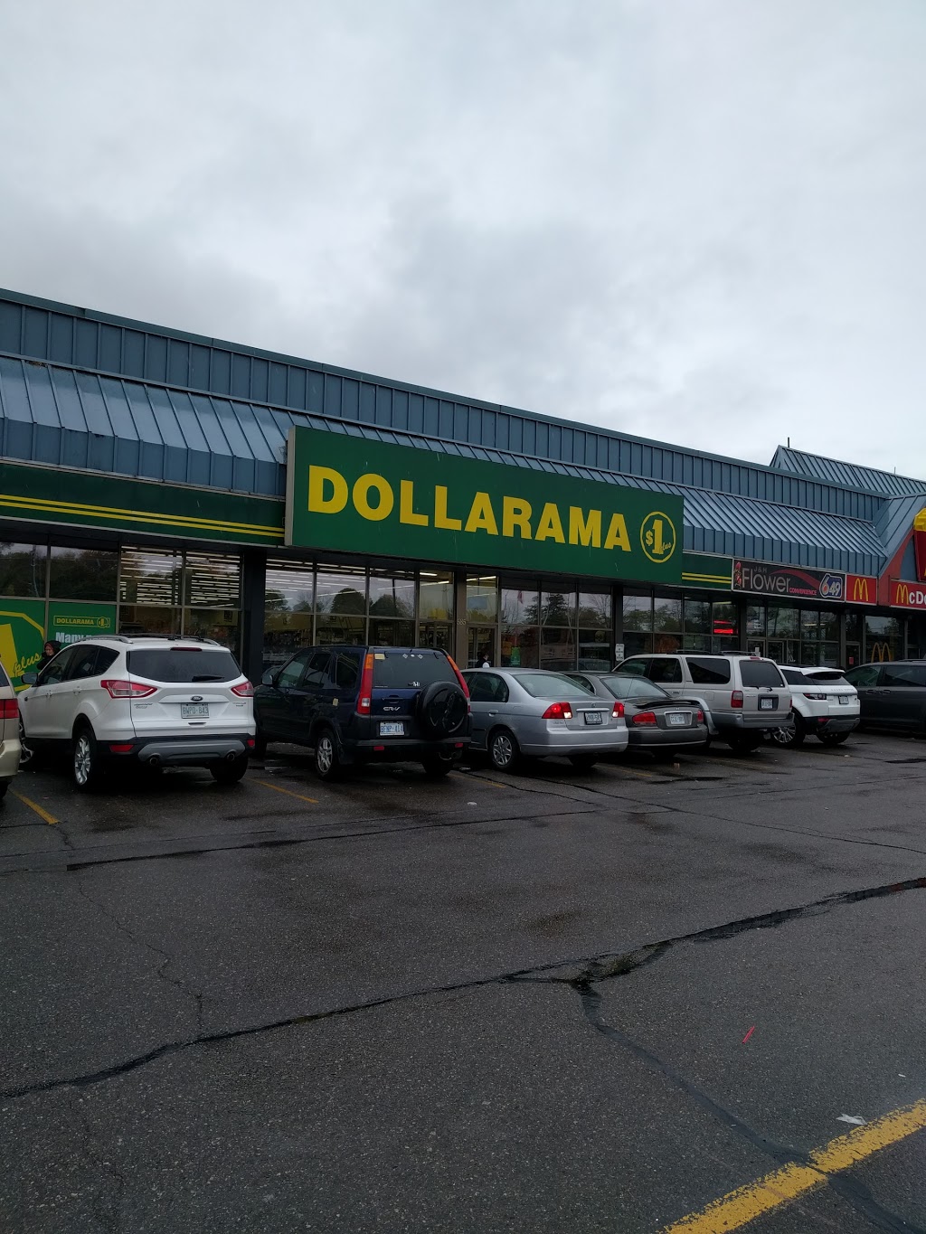 Dollarama | 585 Lakeshore Rd E Cavenshore Shopping Centre, Mississauga, ON L5G 1H9, Canada | Phone: (905) 271-0689