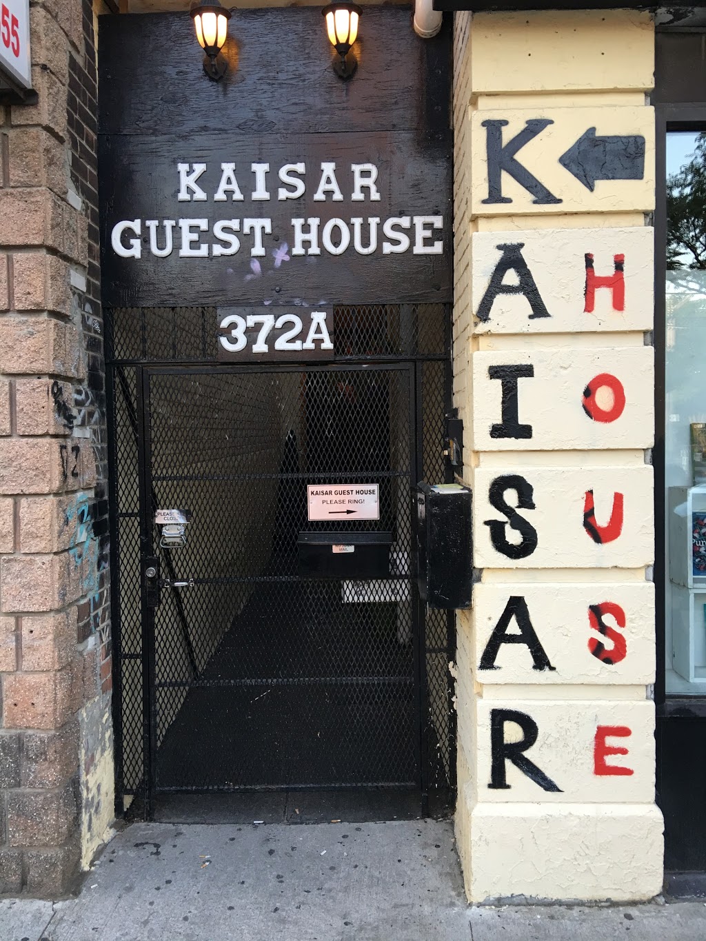Kaisars Guest House | 372A College St, Toronto, ON M5T 2N9, Canada | Phone: (416) 898-9282