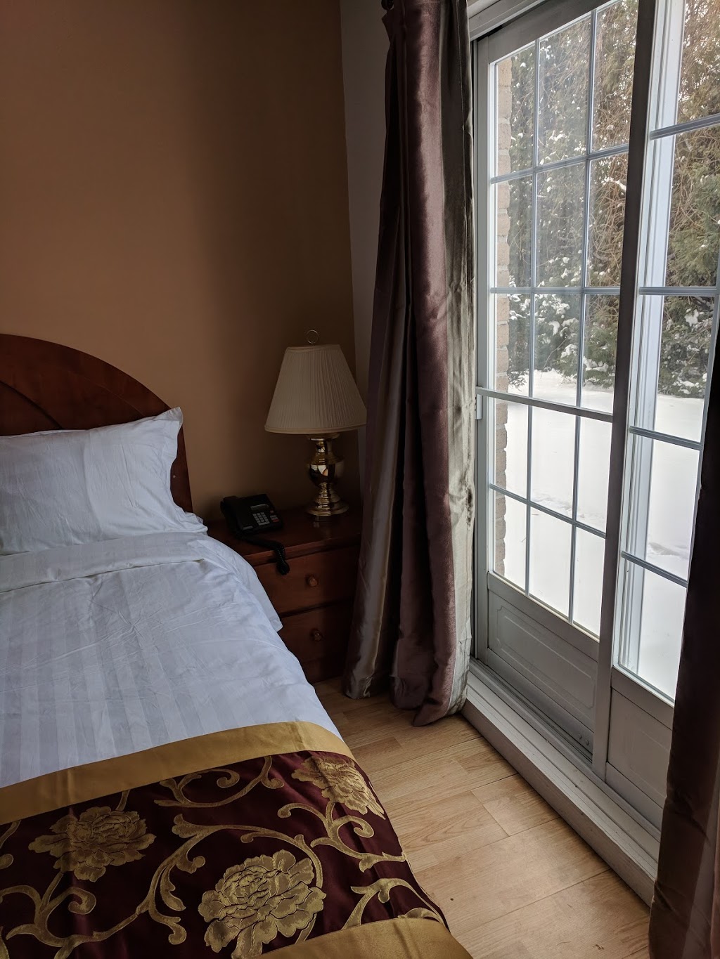 Motel Chateau Terrebonne | 2970 Chemin Gascon, Terrebonne, QC J6X 3Z3, Canada | Phone: (450) 477-2000