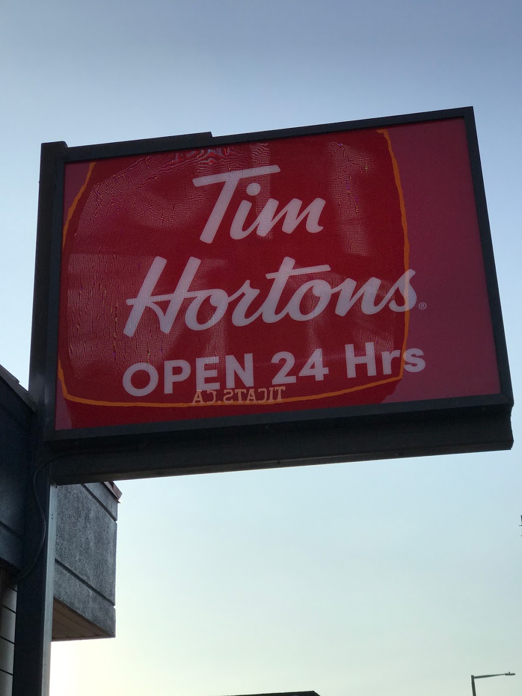 Tim Hortons | 443 Main St W, Hamilton, ON L8P 1K5, Canada | Phone: (905) 528-7337