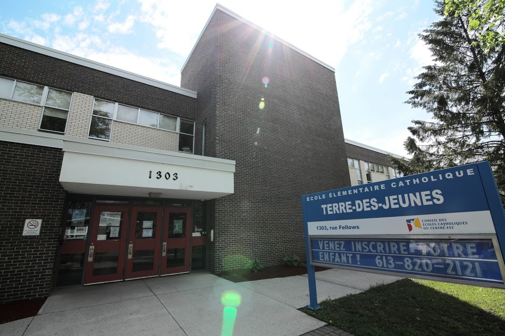 École élémentaire catholique Terre-des-Jeunes | 1303 Fellows Rd, Ottawa, ON K2C 2V8, Canada | Phone: (613) 820-2121