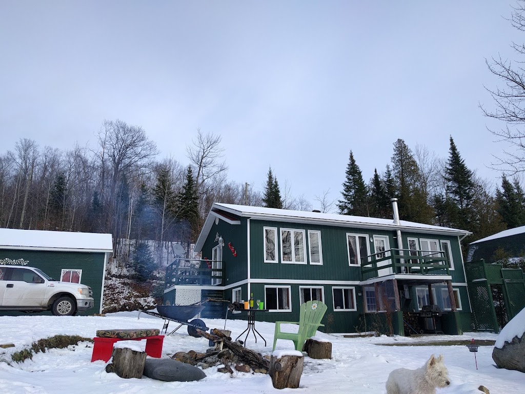 Chalet à Louer Location Laurentides | 210 Rue Paris, Saint-Calixte, QC J0K 1Z0, Canada | Phone: (514) 257-8751