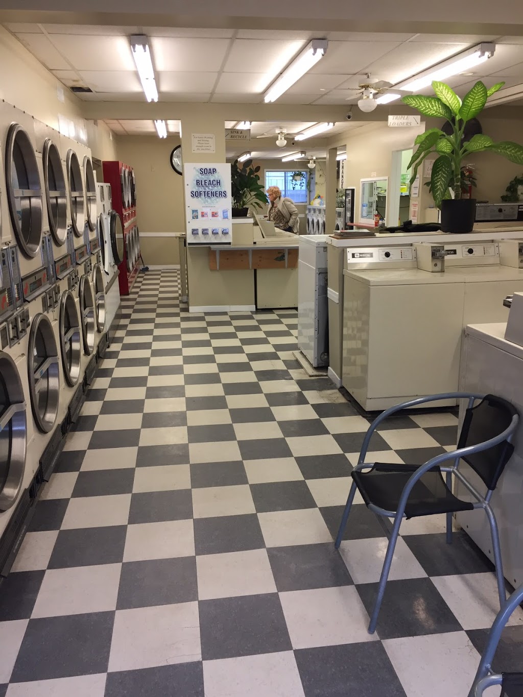 Gananoque Coin Laundry | 88 Charles St N, Gananoque, ON K7G 1T7, Canada | Phone: (613) 382-5720