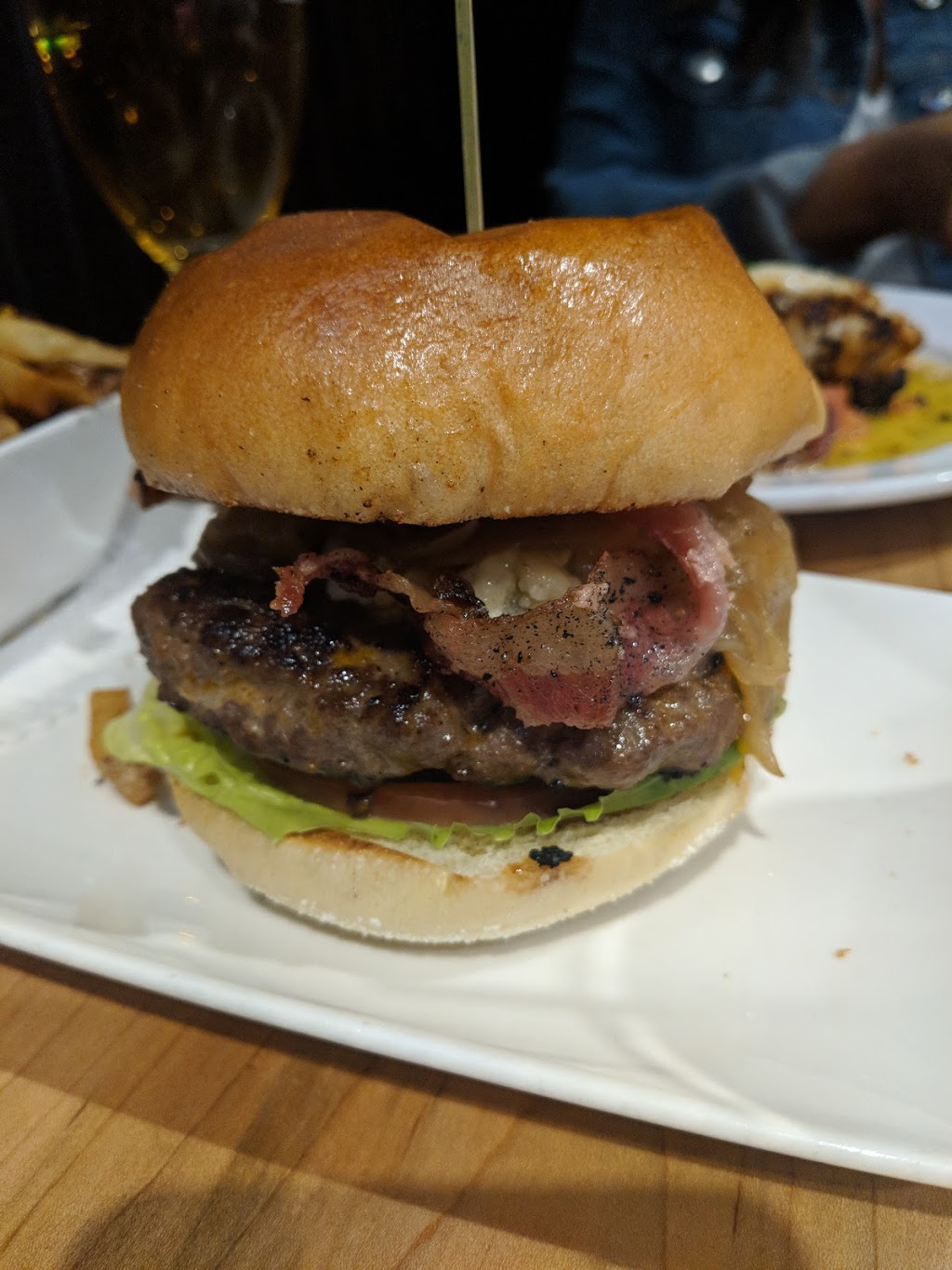 Freds Bar & Grill | 636 Bloor St, Mississauga, ON L5A 1Z8, Canada | Phone: (905) 279-0097