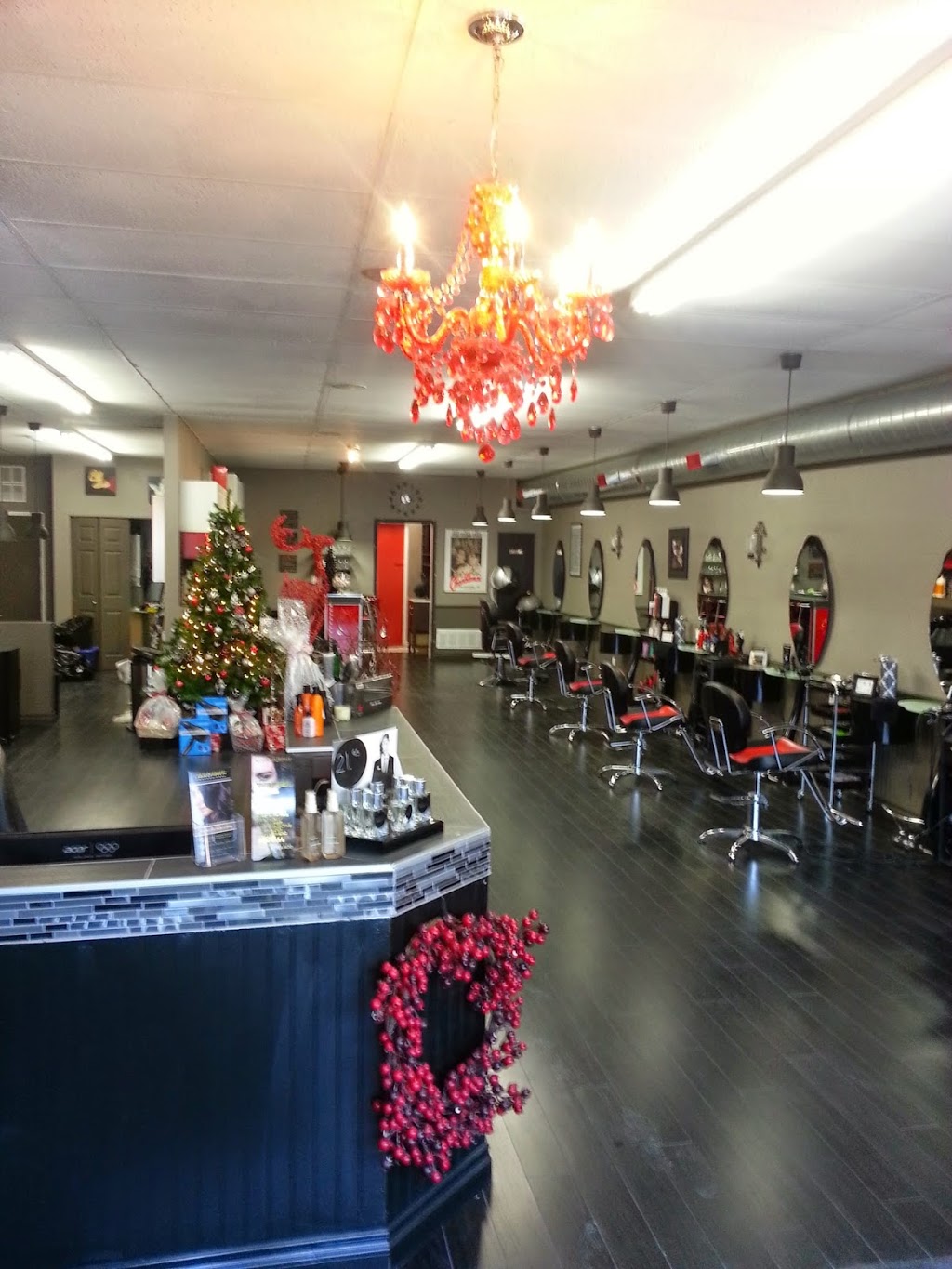 Pin Ups & Pompadours | 1626 Brock Street South, Whitby, ON L1N 4M4, Canada | Phone: (905) 493-7667