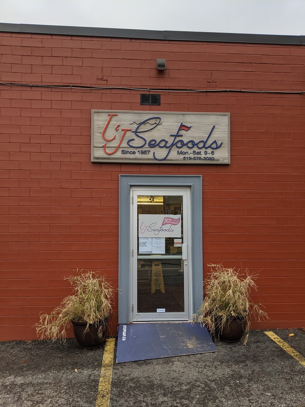 T & J Seafoods | 26 Elm St, Kitchener, ON N2G 2G4, Canada | Phone: (519) 578-3080
