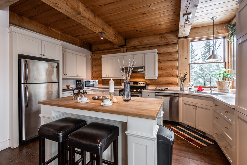 Chalet First Tracks #215 | 140 Chem. de la Fraternité, Lac-Supérieur, QC J0T 1P0, Canada | Phone: (873) 479-7768