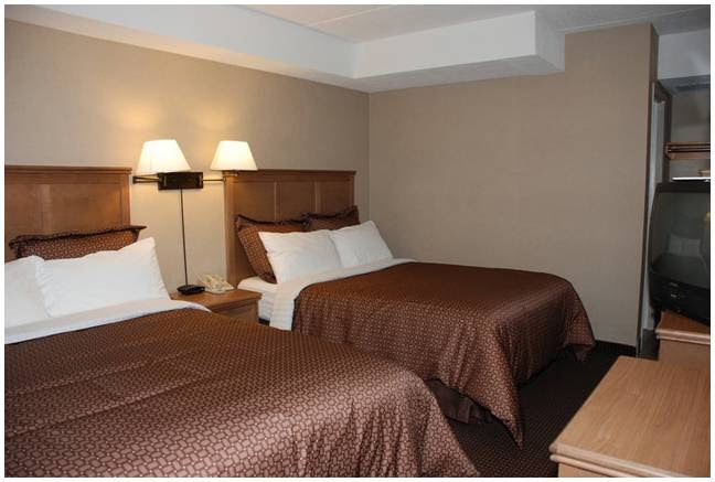 Deluxe Inn | 1554 The Queensway, Etobicoke, ON M8Z 1T5, Canada | Phone: (416) 252-5205