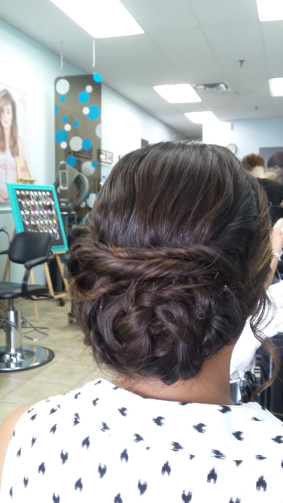 SALON DE COIFFURE LE CHALET ENR | 1100 Montée Masson, Mascouche, QC J7K 2L8, Canada | Phone: (450) 474-0234