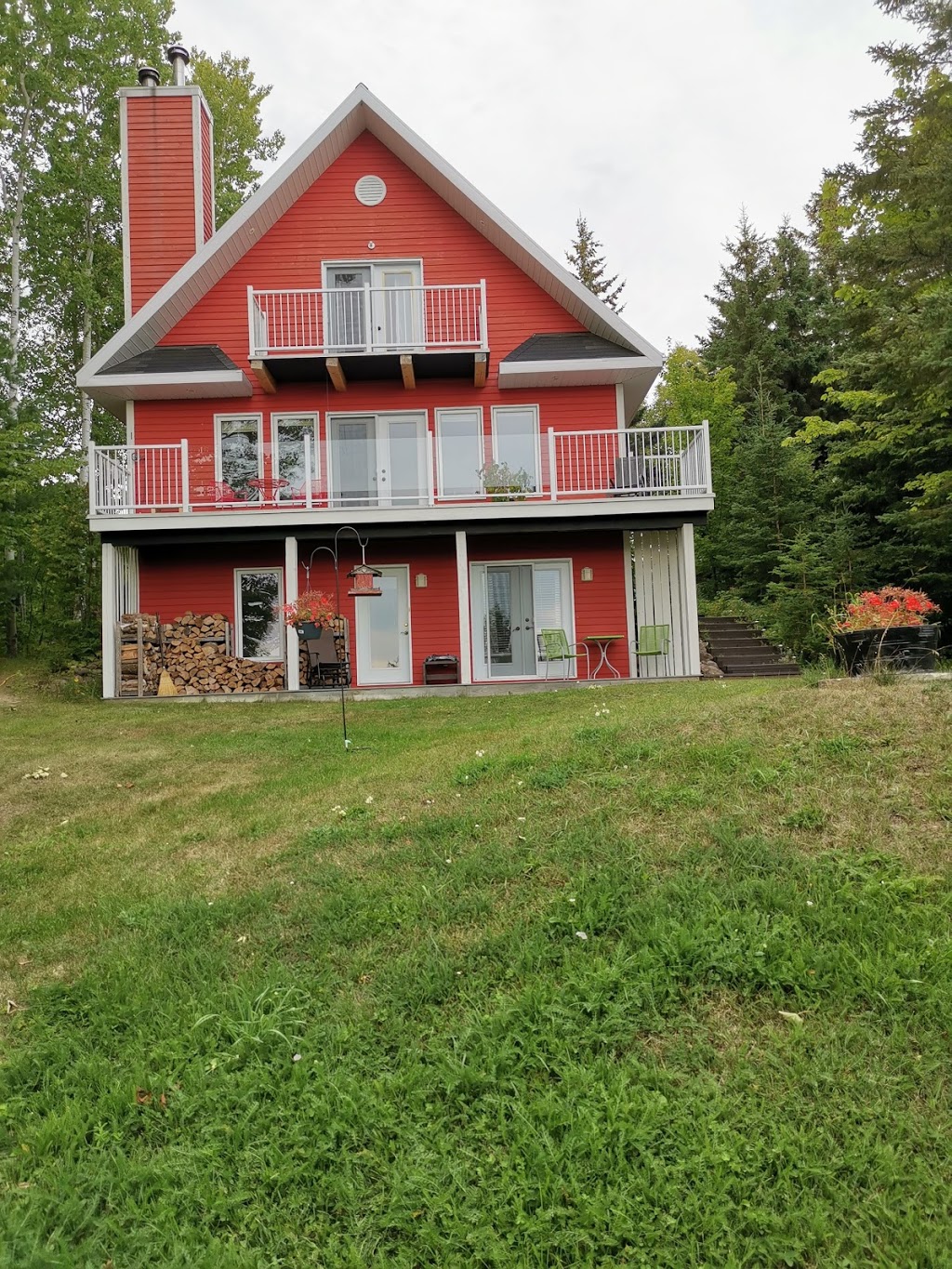 Gîte au fleuve bercant 4 soleils | 6 chemin des Cerisiers, Baie-Saint-Paul, QC G3Z 3H3, Canada | Phone: (418) 435-0233