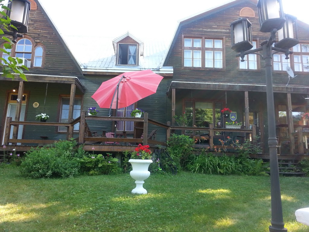 Gîte La Vieille École | 704 4e Av, Grandes-Piles, QC G0X 1H0, Canada | Phone: (819) 538-1211