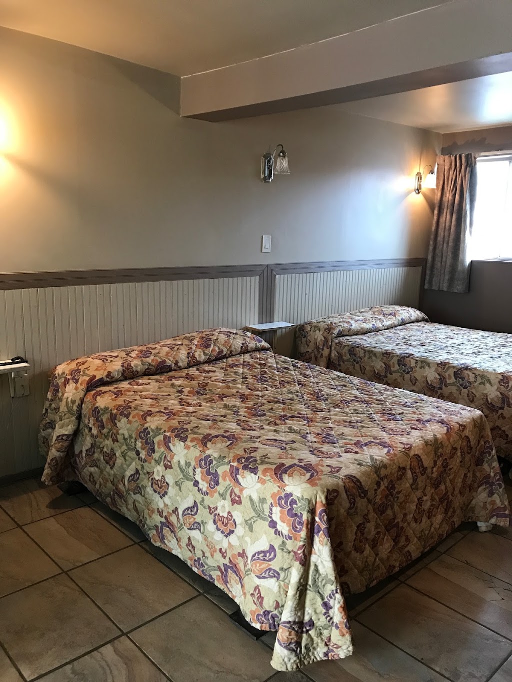 Motel Bourassa | 6325 Boul Henri-Bourassa E, Montréal-Nord, QC H1G 2V4, Canada | Phone: (514) 321-6813