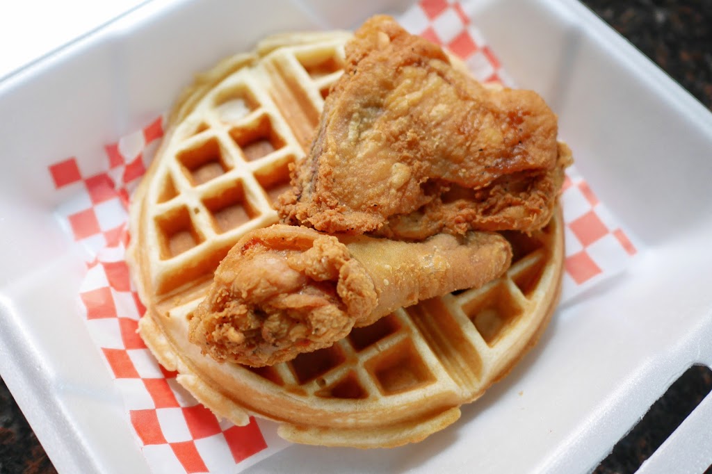 Broast Inn Chicken and Waffles | 77 Dundas St W, Mississauga, ON L5B 1H7, Canada | Phone: (905) 481-1222