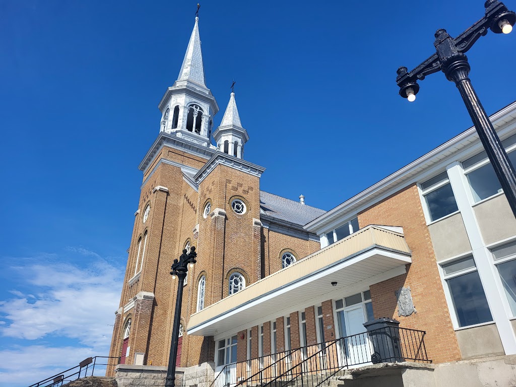 Église catholique Saint-Joseph-de-la-Rivière-Bleue | 25 Rue de lÉglise N, Rivière-Bleue, QC G0L 2B0, Canada | Phone: (418) 862-2805 ext. 380