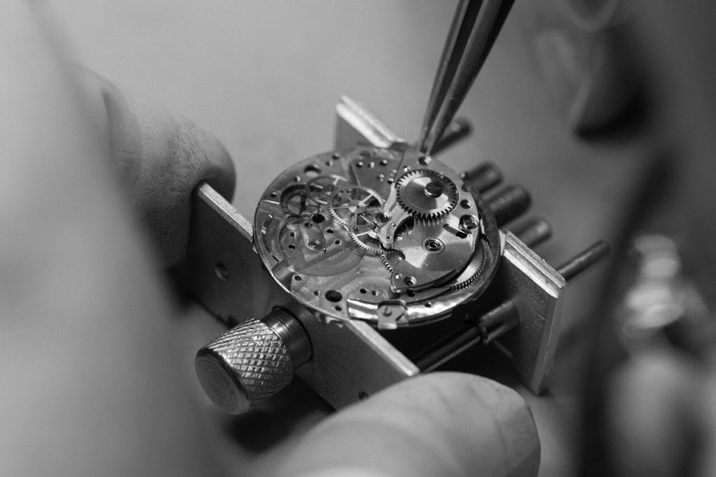 Watch & Jewelry Repair @ Hudsons Bay | Park Royal Shopping Centre, 725 Park Royal N, West Vancouver, BC V7T 1H9, Canada | Phone: (604) 925-1411 ext. 3040