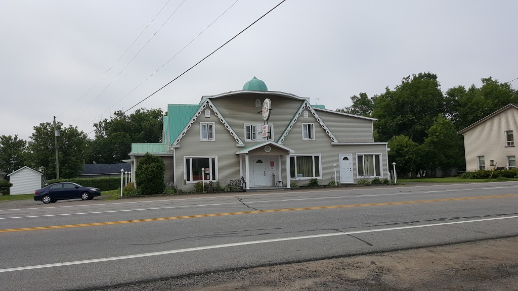 Hôtel Aux Vieux Bardeaux | 479 Chemin du Roy, Grondines, QC G0A 1W0, Canada | Phone: (418) 286-3812