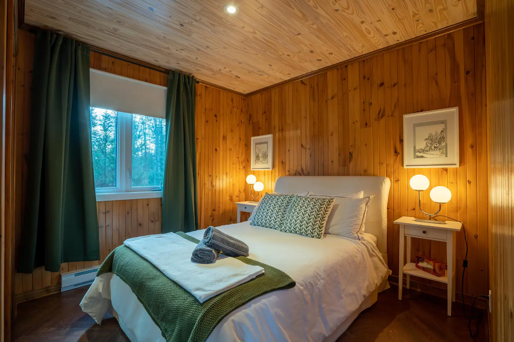 Chalet de la Rivière d Amance with Spa | 260 Rue des Riverains, Chertsey, QC J0K 3K0, Canada | Phone: (514) 246-9405