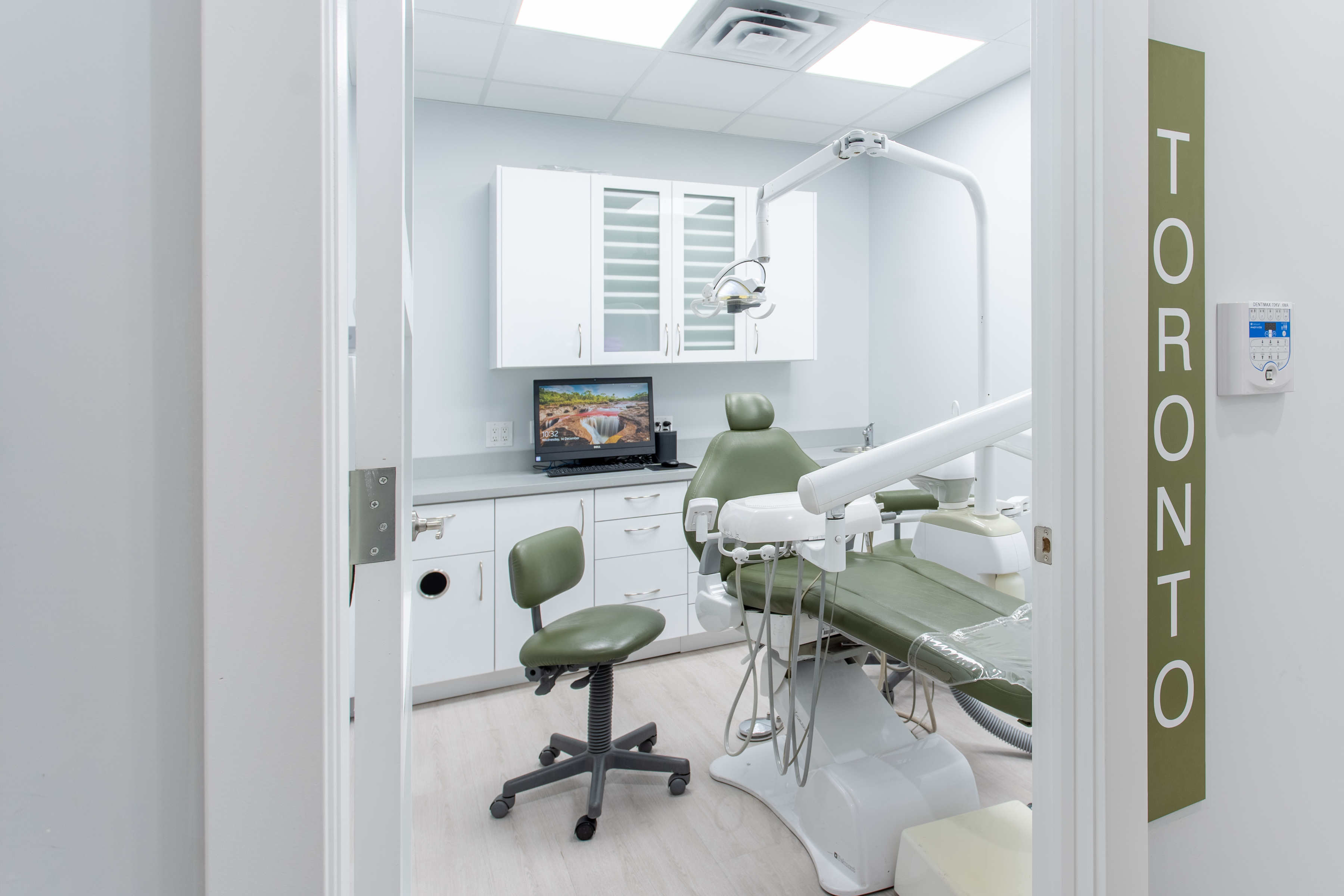 Huron Dental Centre | 2000 Credit Valley Rd #102, Mississauga, ON L5M 4N4, Canada | Phone: (855) 393-0900