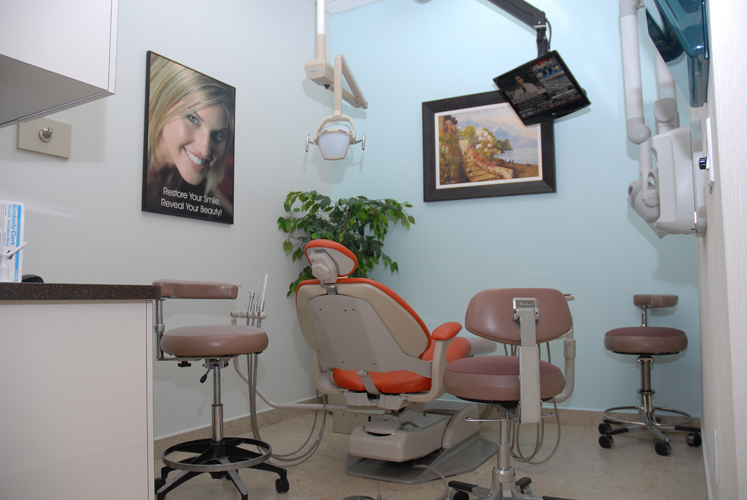 Van Mills Dental Dr. DeMarchi | 1900 Fowler Dr Unit D107, Mississauga, ON L5K 0A1, Canada | Phone: (905) 823-7600