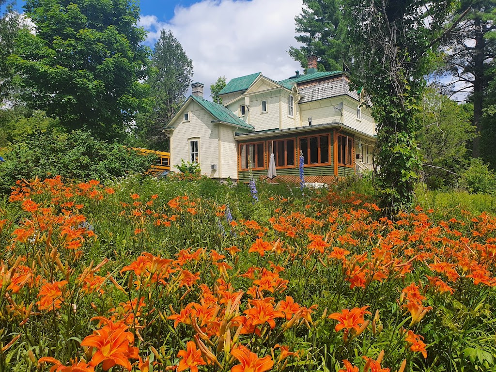 Le Salon des Inconnus - Maison Favier | 826 Côte à Favier, Namur, QC J0V 1N0, Canada | Phone: (514) 418-3450