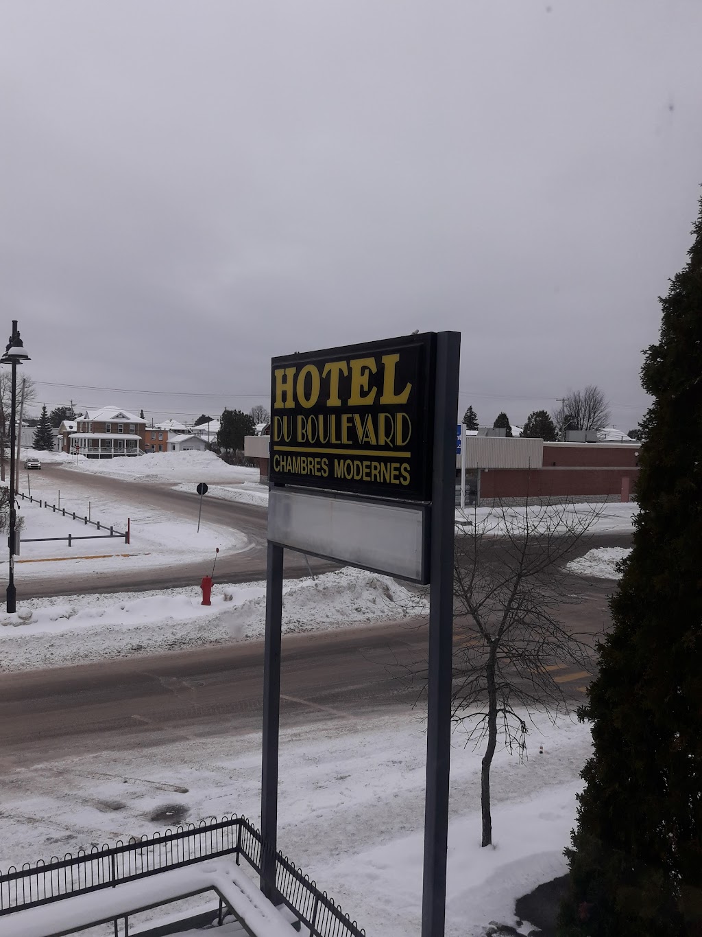 Hotel Du Boulevard | 1610 Bd Wallberg, Dolbeau-Mistassini, QC G8L 1H4, Canada | Phone: (418) 276-8207