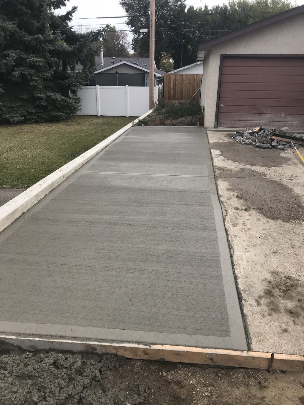 Luckys Concrete & Paving Stone Inc. | 1147 Montgomery St, Moose Jaw, SK S6H 2X2, Canada | Phone: (306) 684-3420