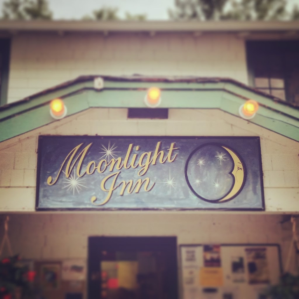 Moonlight Inn | 106 1 Ave, Victoria Beach, MB R0E 2C0, Canada | Phone: (204) 756-3224