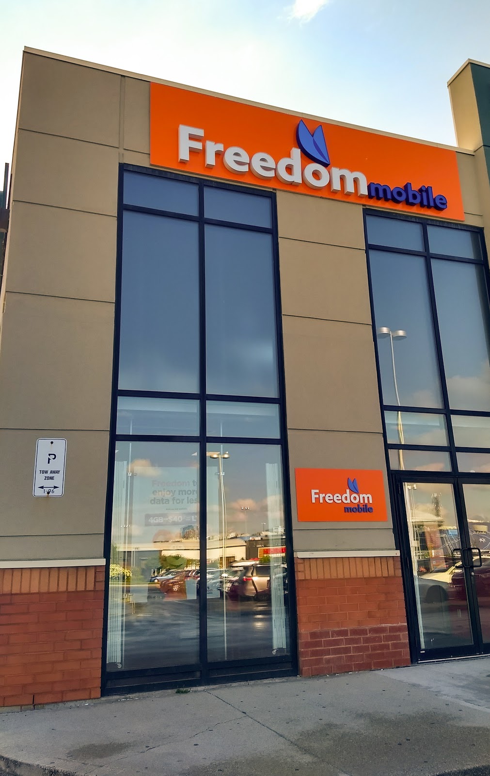 Freedom Mobile | Colossus Shopping Centre, 7601 Weston Rd Unit 131B, Woodbridge, ON L4L 9J8, Canada | Phone: (647) 260-1407