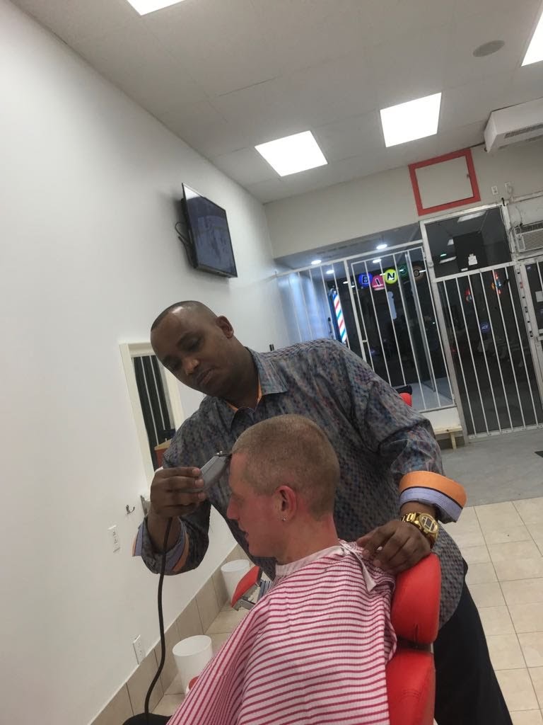 Barber Shop Cinq Sur Cinq | 69 Montréal Rd, Vanier, ON K1L 6E8, Canada | Phone: (613) 746-4004
