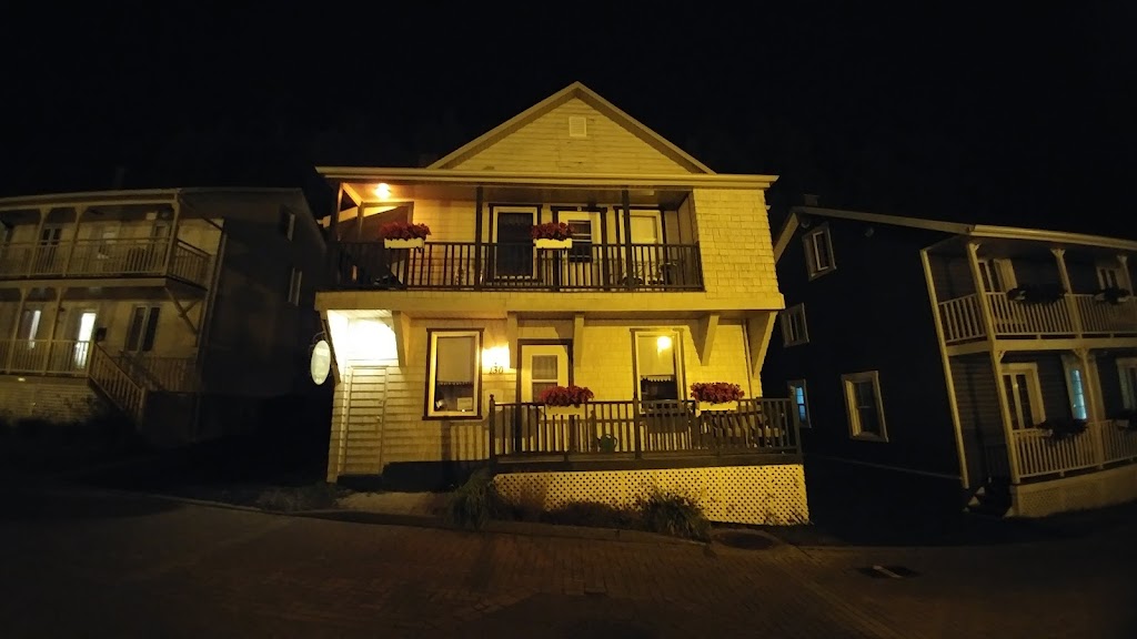 Gîte Du Quai | 90 Quay St, La Malbaie, QC G5A 2W7, Canada | Phone: (418) 665-7214