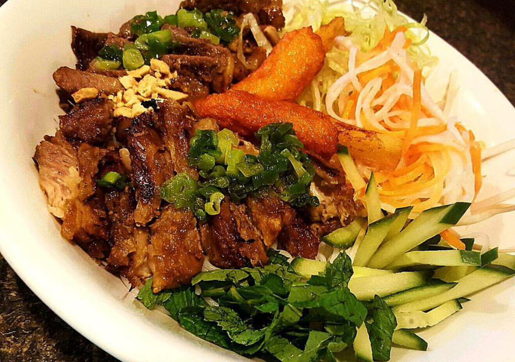 Pho Queen City | 3085 Hurontario St #13, Mississauga, ON L5A 4E4, Canada | Phone: (905) 615-8288