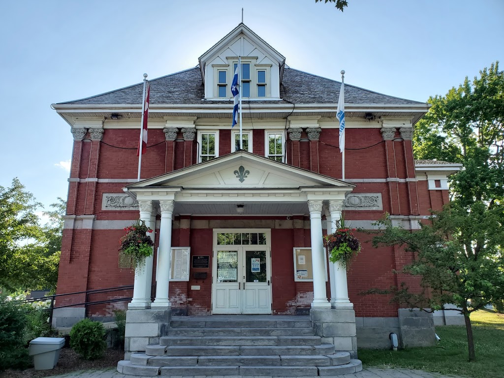 Hôtel de ville de Chambly | 1 Place de la Mairie, Chambly, QC J3L 4X1, Canada | Phone: (450) 658-8788