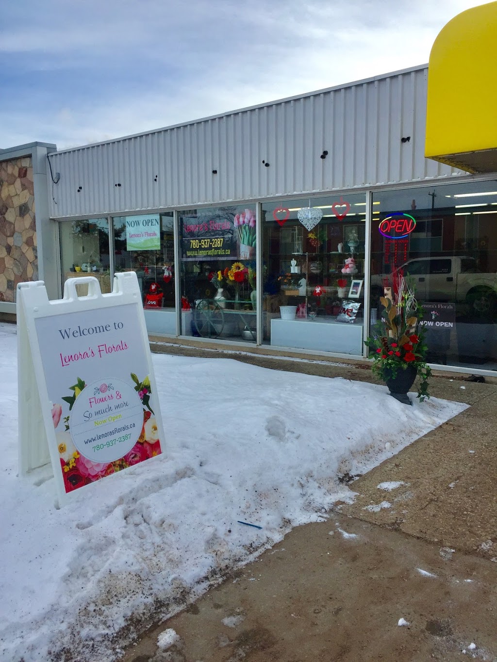 Lenoras Florals | 3619 118 Ave NW, Edmonton, AB T5W 0Z3, Canada | Phone: (780) 937-2387