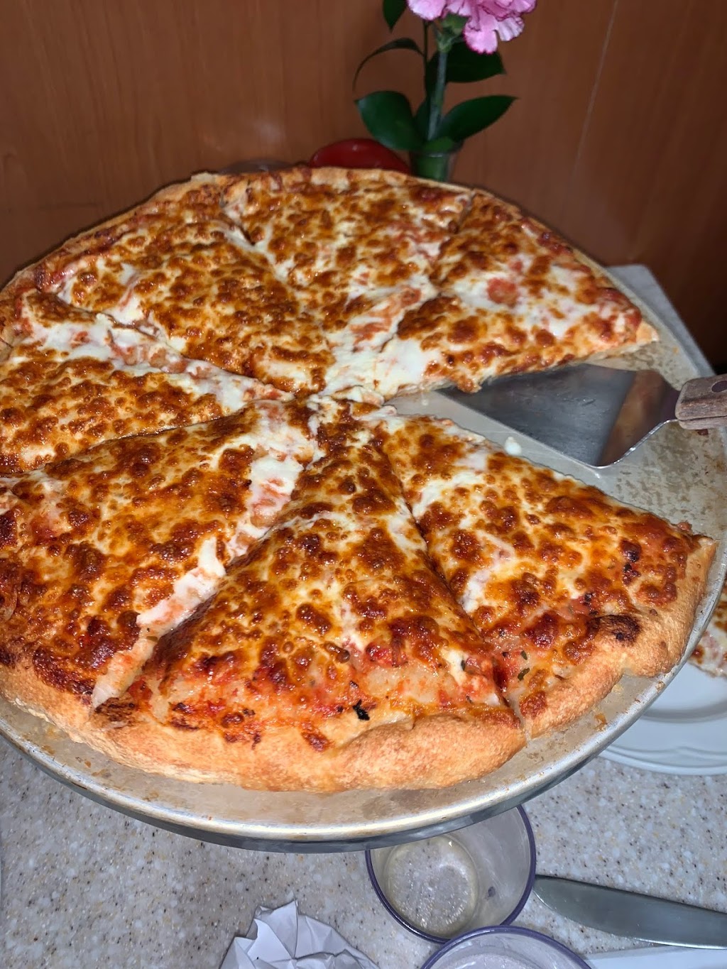 The Family Place Restaurant and Pizza | 1 King William St, Huntsville, ON P1H 1G7, Canada | Phone: (705) 789-5602