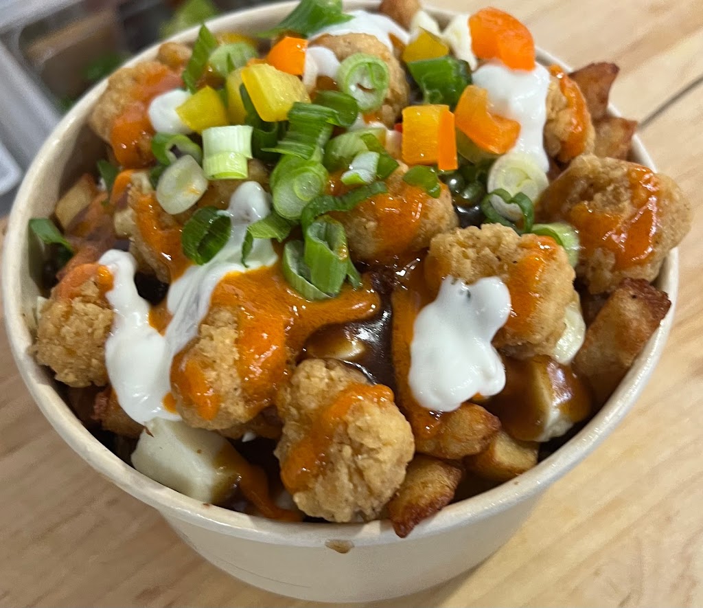 Poutine & Co | 1151 Mnt des Pionniers, Terrebonne, QC J6V 0E1, Canada | Phone: (450) 704-3001