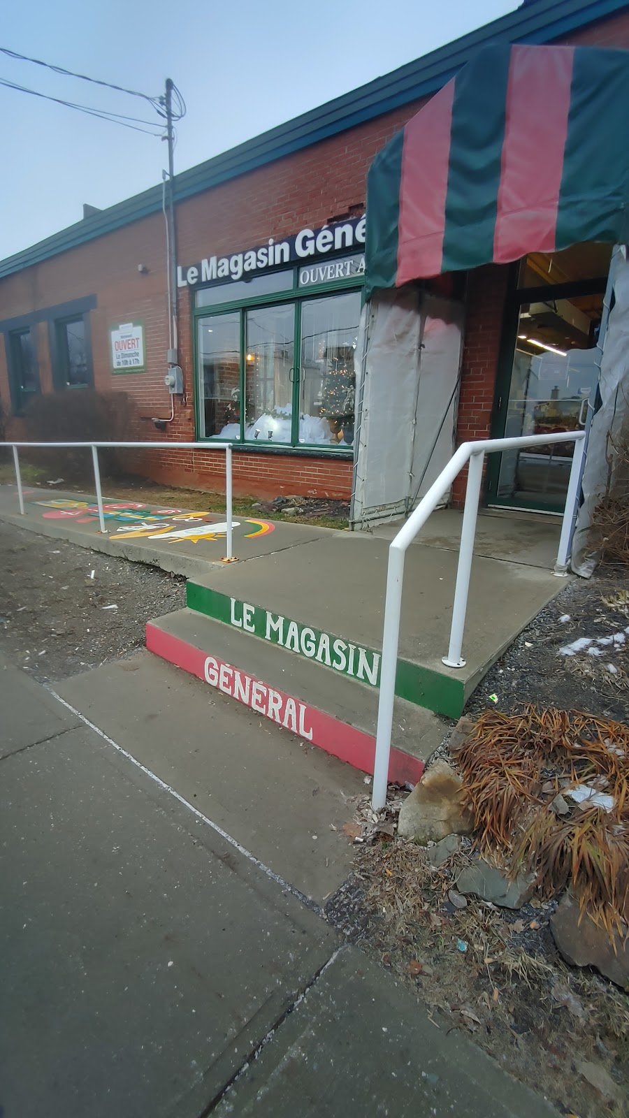 Le Magasin Général | 327 Rue Matton, Granby, QC J2G 7R1, Canada | Phone: (450) 378-0221