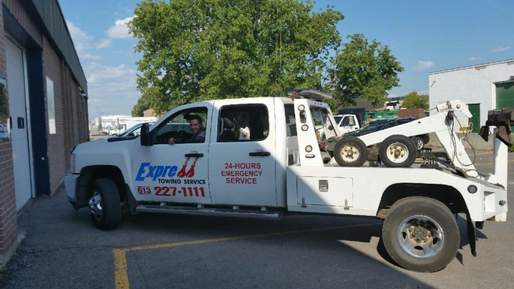 Express Towing Services Corporation | 5803 Mitch Owens Rd, Gloucester, ON K1X 1C3, Canada | Phone: (613) 227-1111